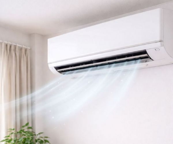 冷氣出風口右側有特殊氣味？常見原因與處理方式一次懂